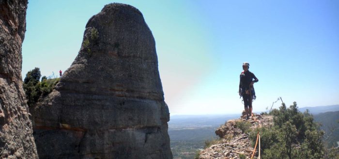 Estret i allargat cim de l'Agulla del Contrafort amb la Portella Petita en segon terme